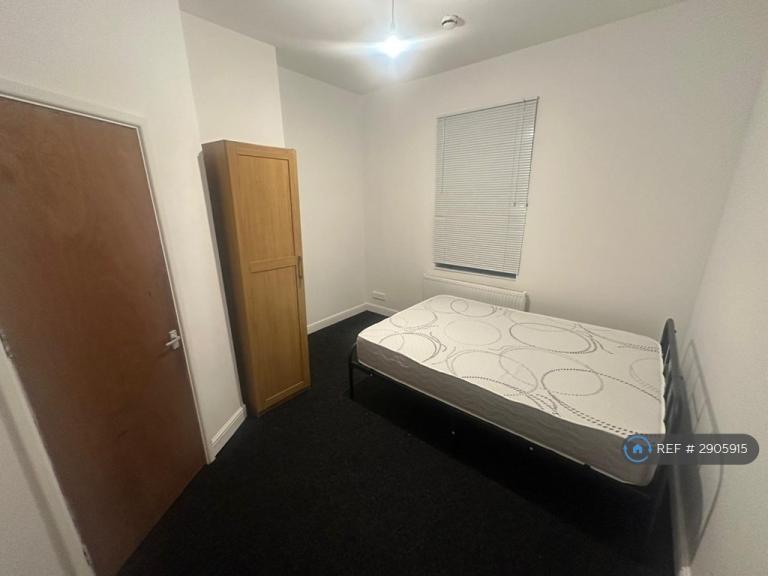 Room Peterson Road in Wakefield