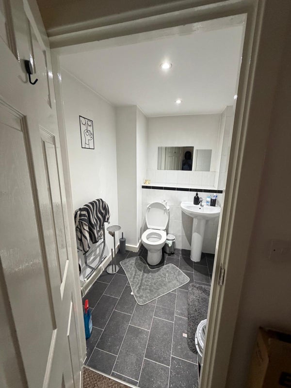 Room Kaber Court in Liverpool