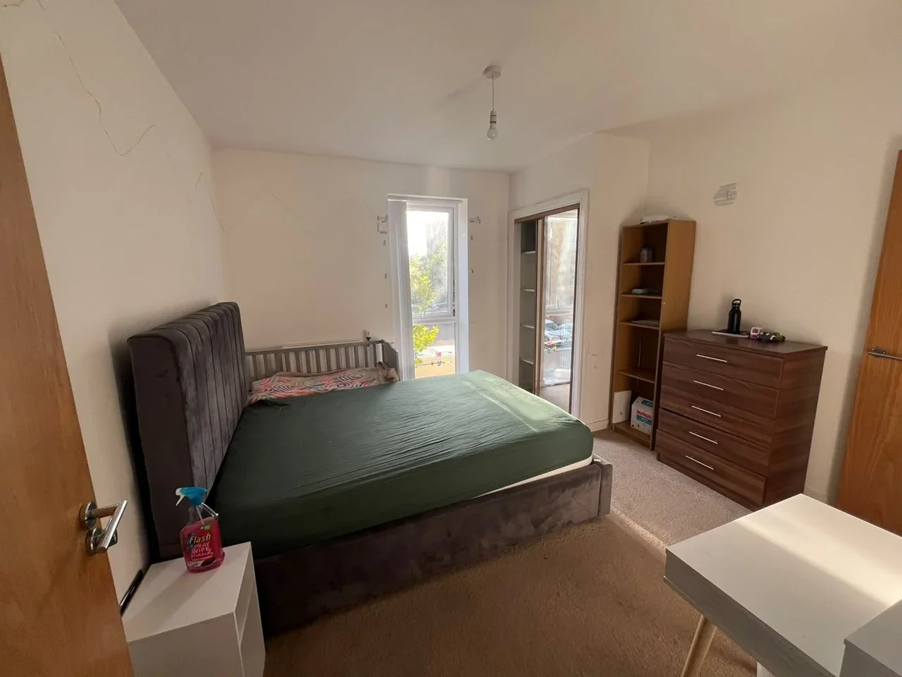 Room Handley Page Road in Greater London