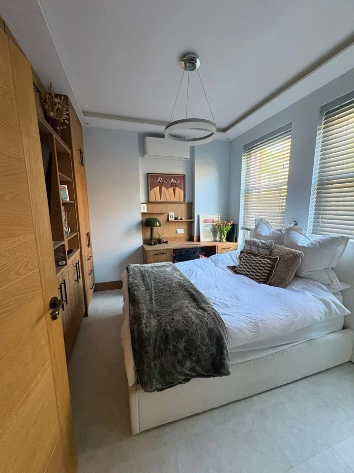 Flat Mount Nod Road in Greater London
