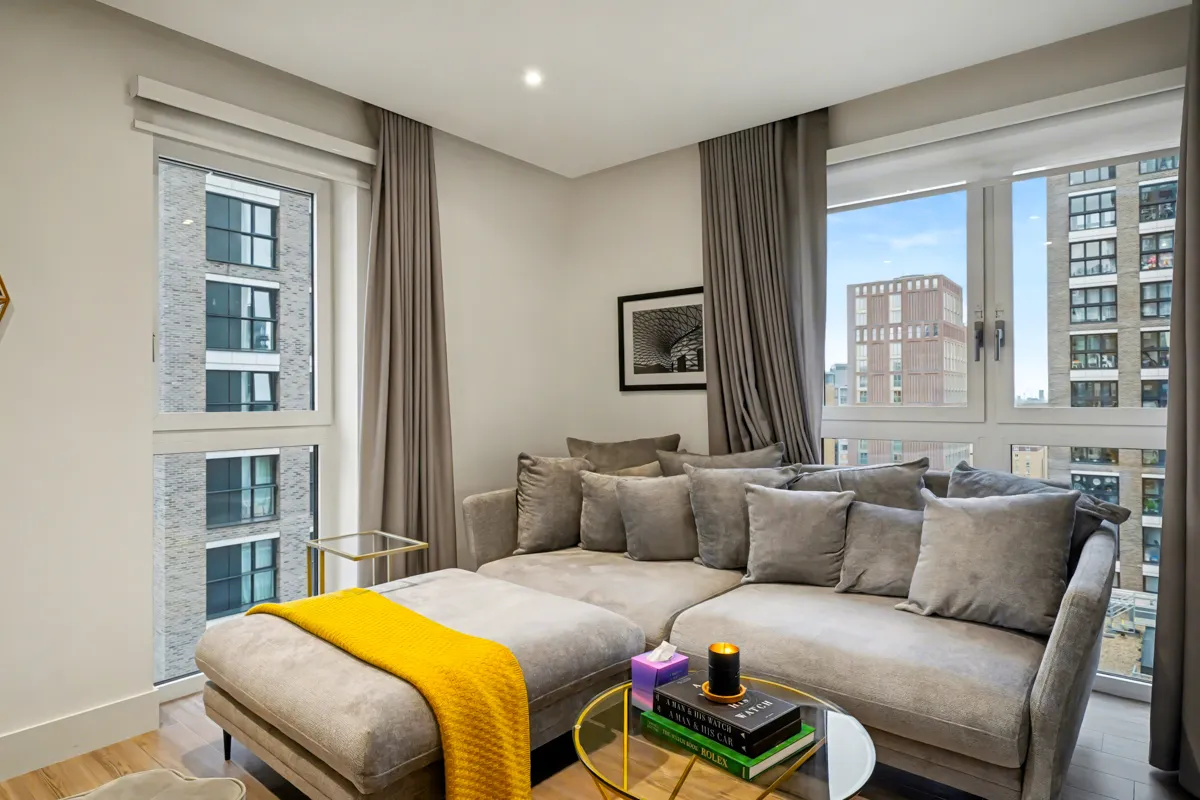 Flat New Drum Street in Greater London
