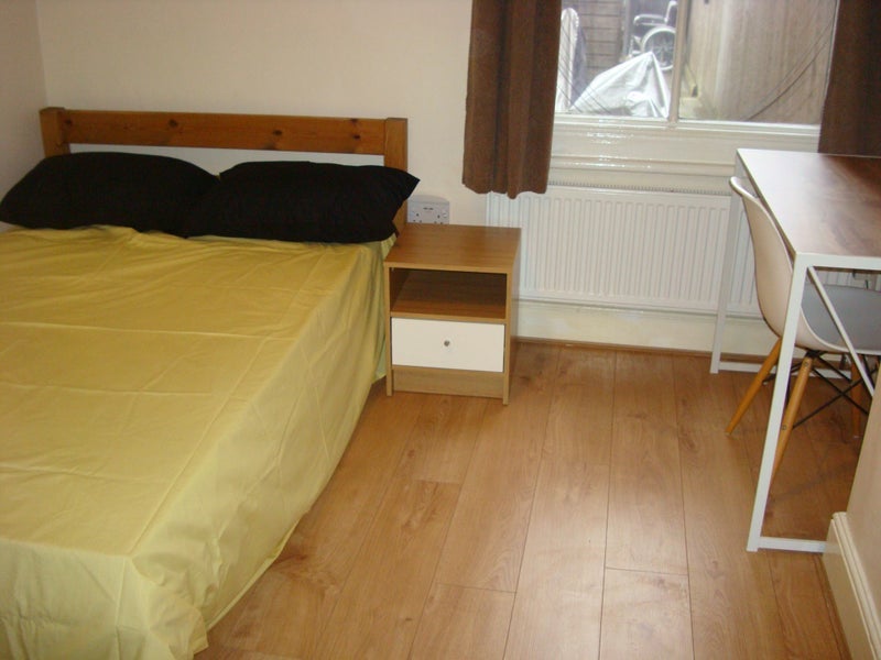 Room Gladstone Avenue in Greater London