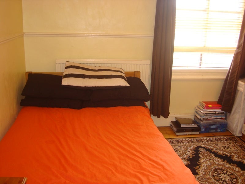 Room Gladstone Avenue in Greater London