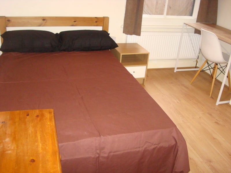 Room Gladstone Avenue in Greater London