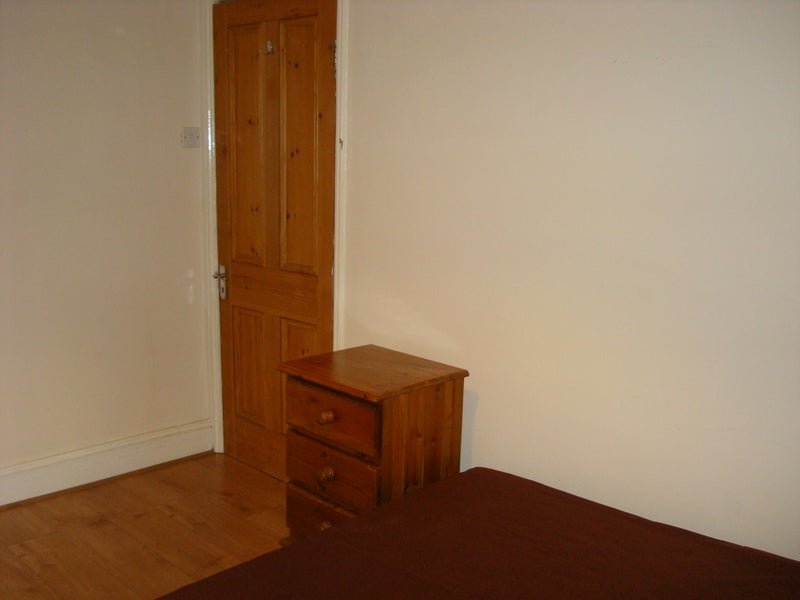 Room Gladstone Avenue in Greater London
