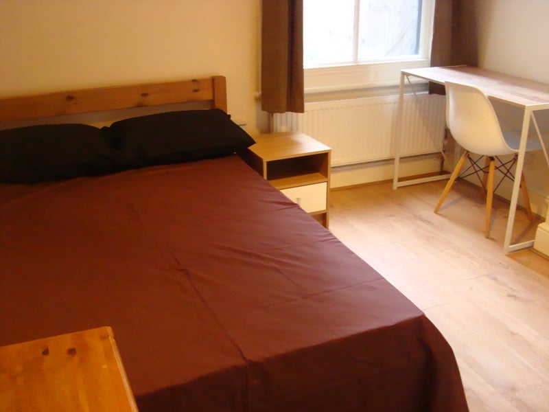 Room Gladstone Avenue in Greater London