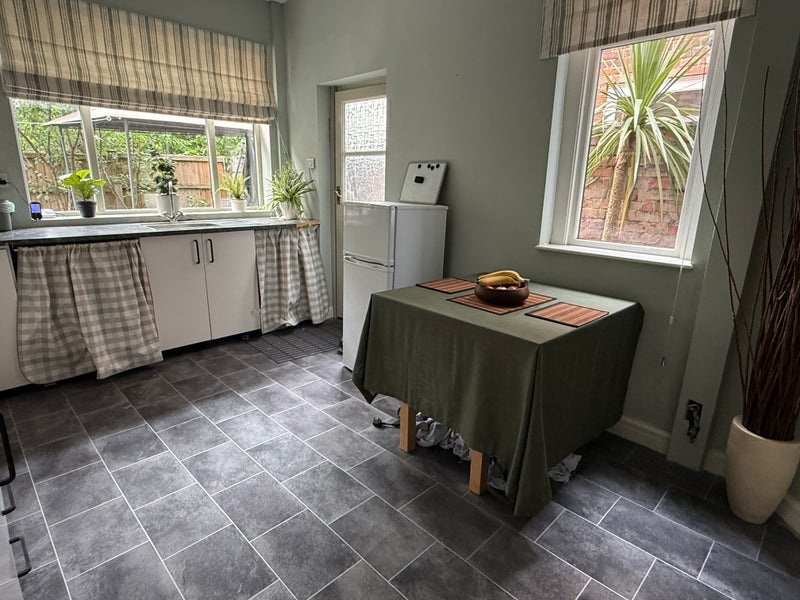 Room Gordon Road in Salford