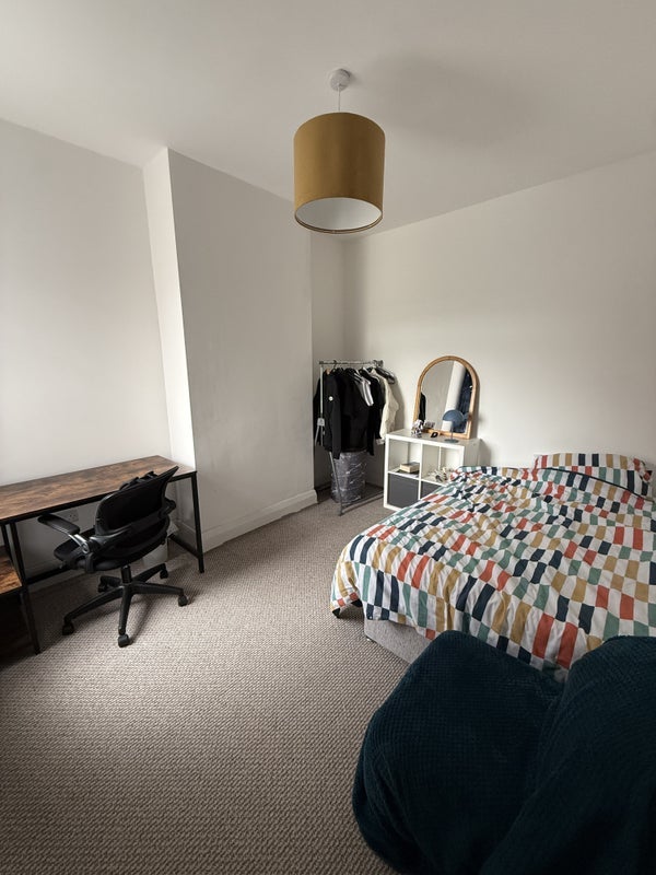 Room Gordon Road in Salford