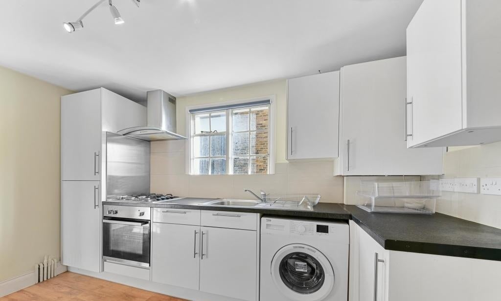 Flat Barclay Road in Greater London