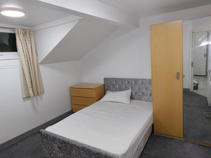 Room Manchester Road in Manchester