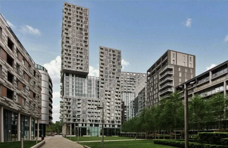 Flat Hammersmith Road in Greater London