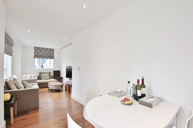 Flat Hammersmith Road in Greater London