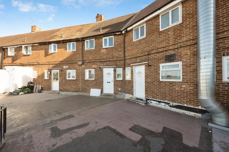 Flat Staines Road West in Sunbury-on-Thames