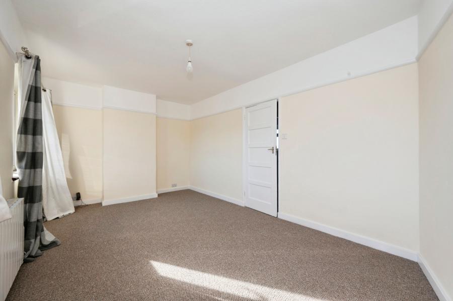 Flat Staines Road West in Sunbury-on-Thames