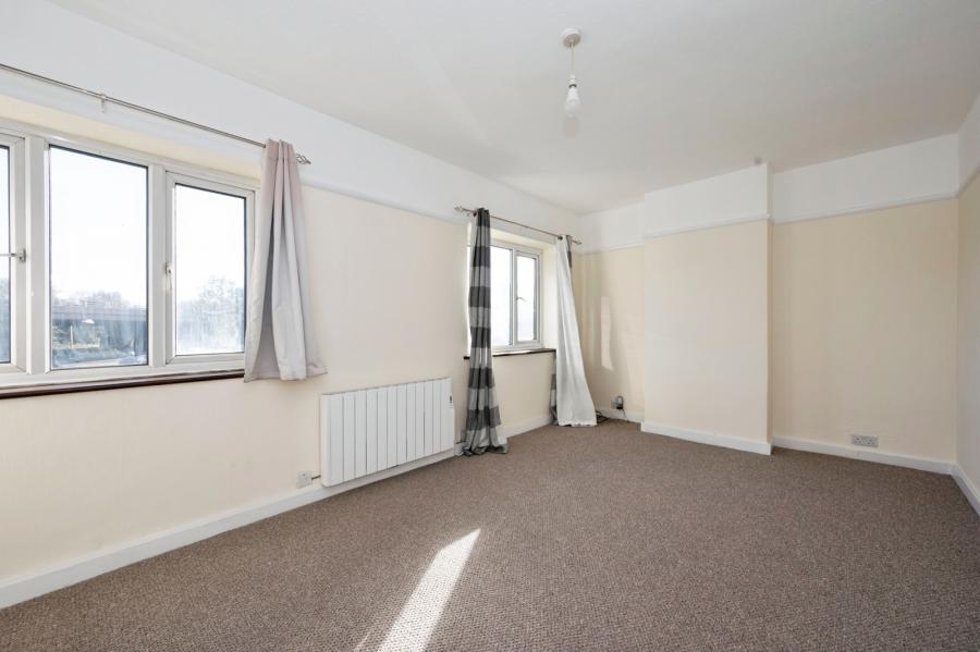 Flat Staines Road West in Sunbury-on-Thames