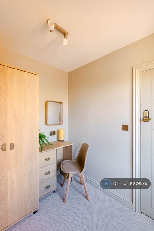 Room Rawdon Road in Maidstone