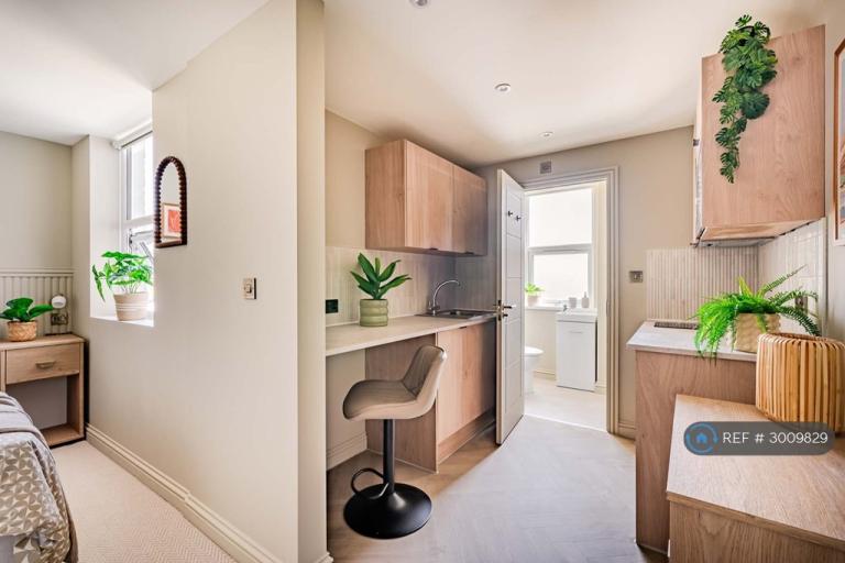 Room Rawdon Road in Maidstone