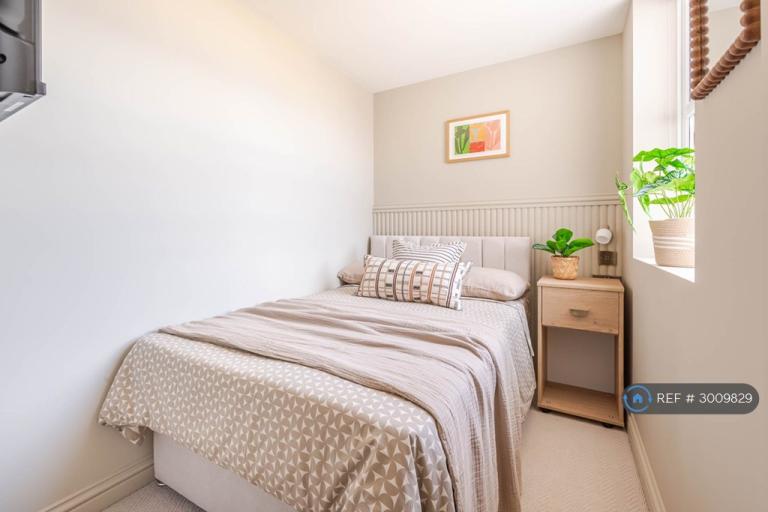 Room Rawdon Road in Maidstone