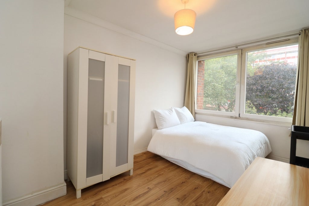 Room Globe Road in Greater London