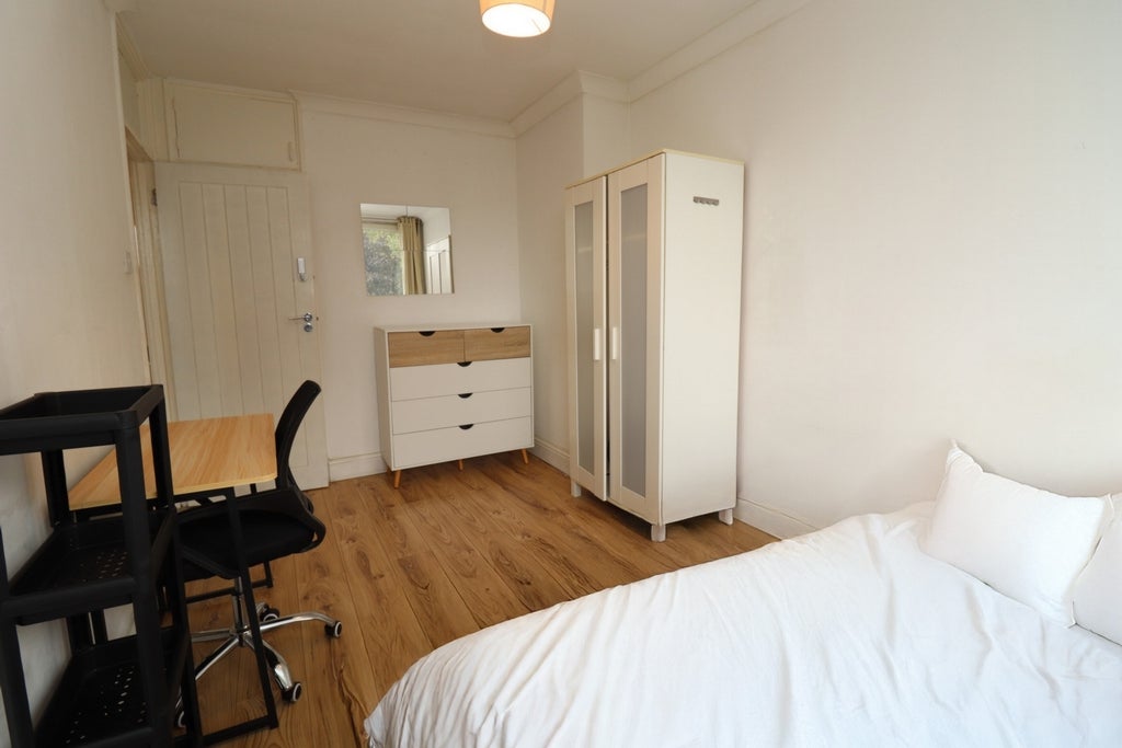 Room Globe Road in Greater London