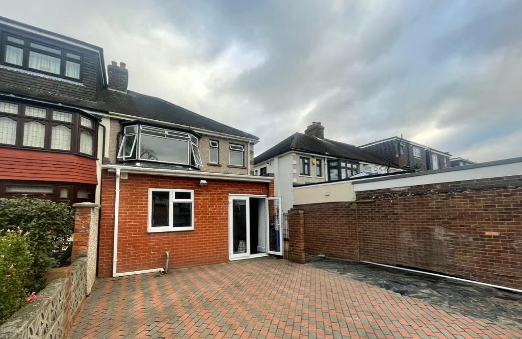 House Sandhurst Drive in Greater London
