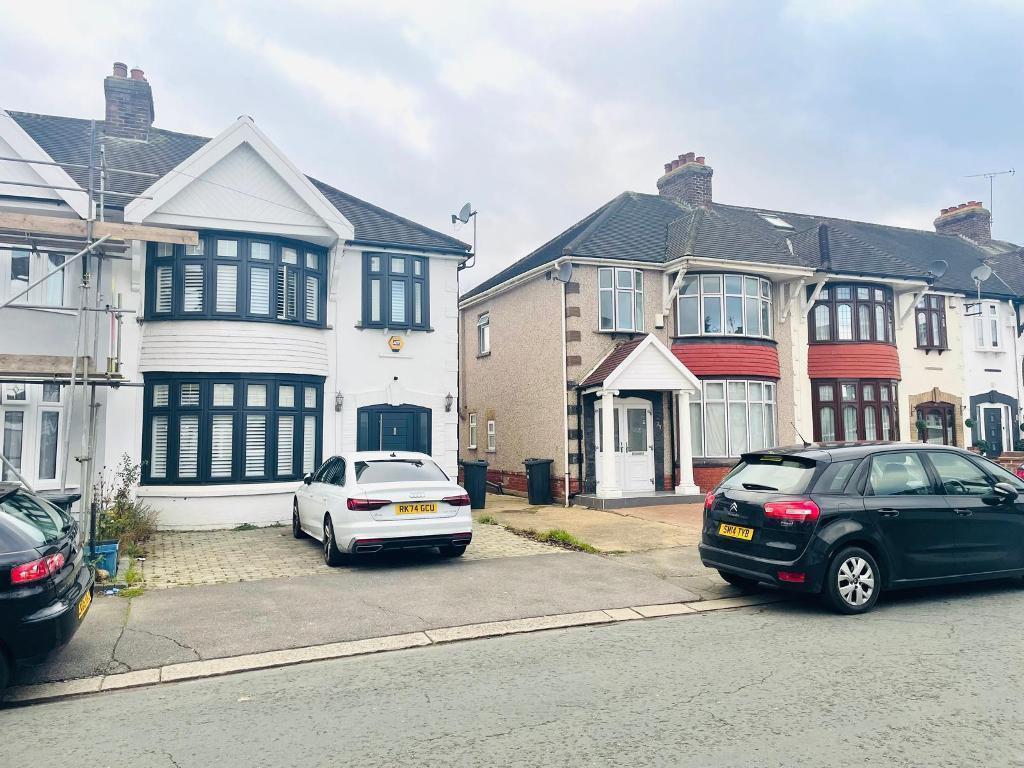 House Sandhurst Drive in Greater London