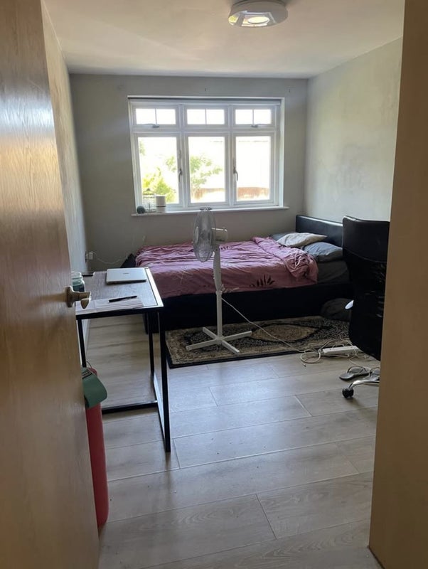 Flat Long Lane in Greater London