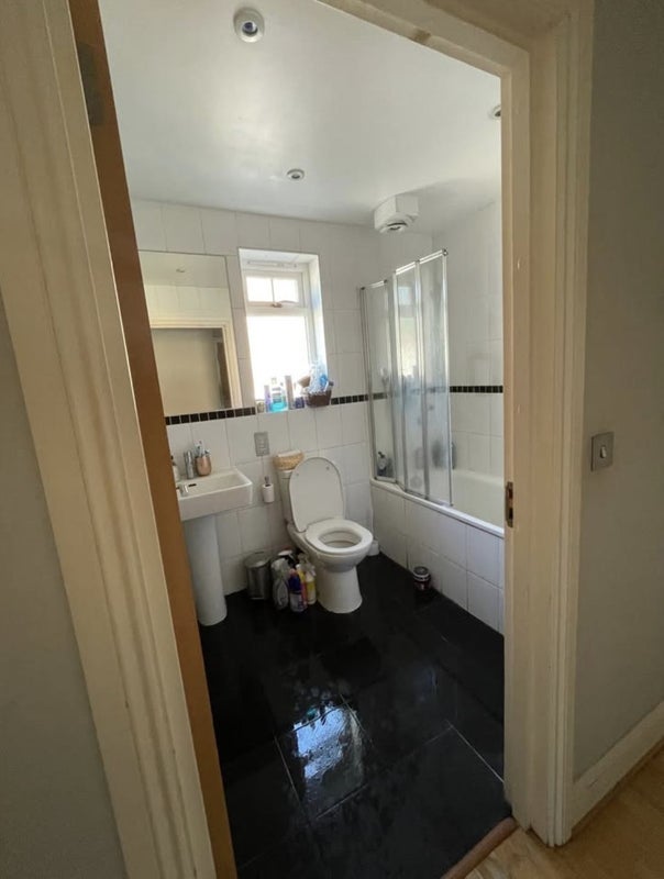 Flat Long Lane in Greater London