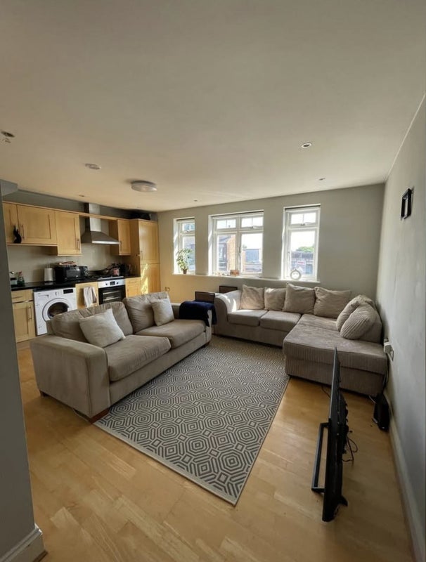 Flat Long Lane in Greater London