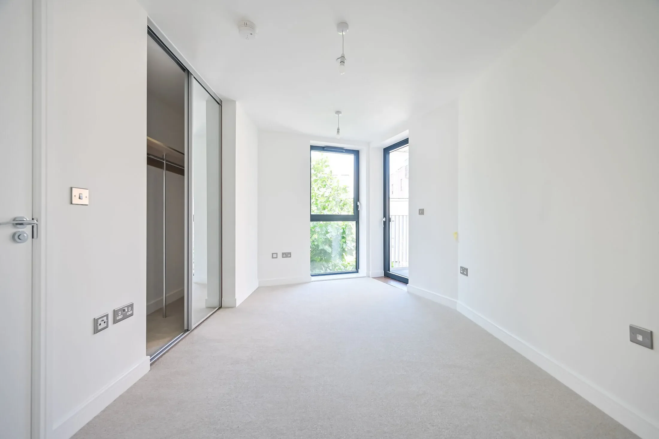 Flat Beachy Road in Greater London