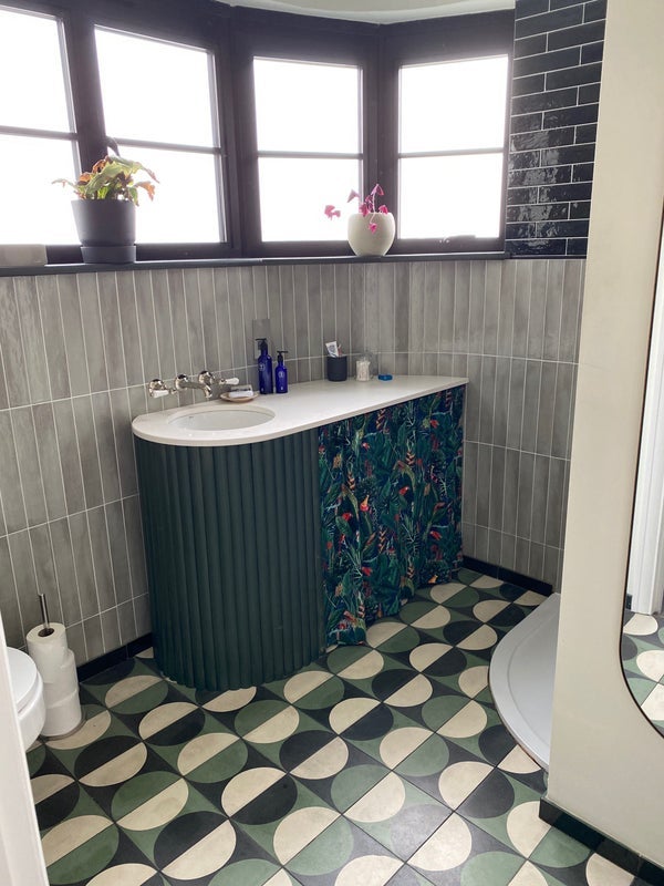 Room Bromley Avenue in Greater London