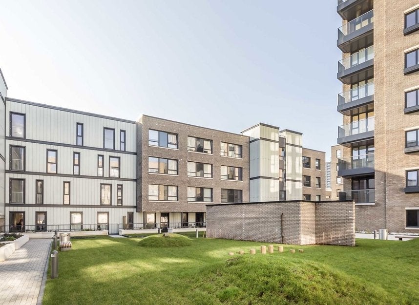 Flat Dunnage Crescent in Greater London