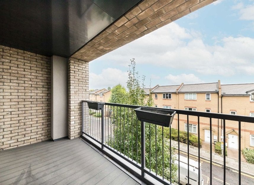 Flat Dunnage Crescent in Greater London