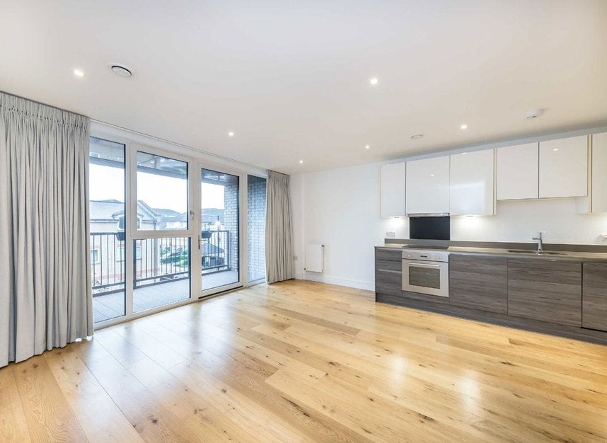 Flat Dunnage Crescent in Greater London