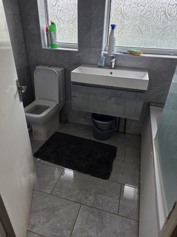 Room Chertsey Crescent in Greater London
