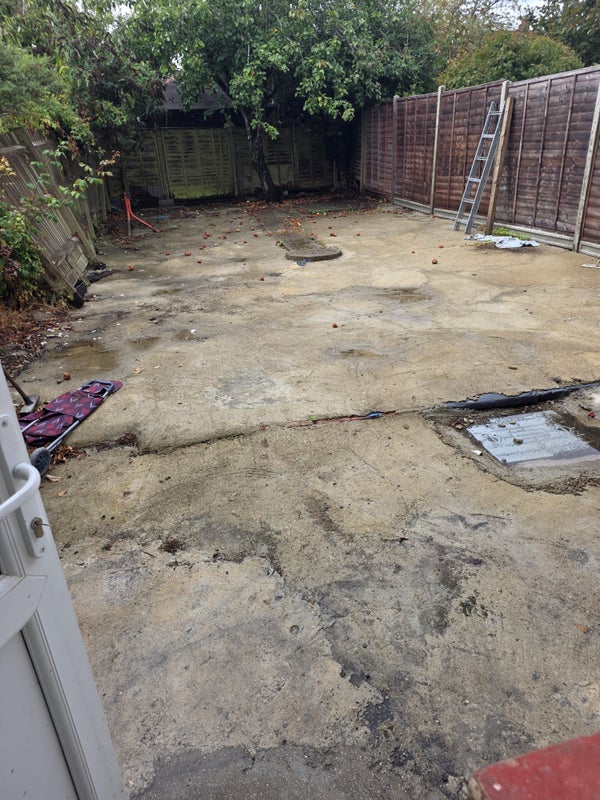Room Chertsey Crescent in Greater London