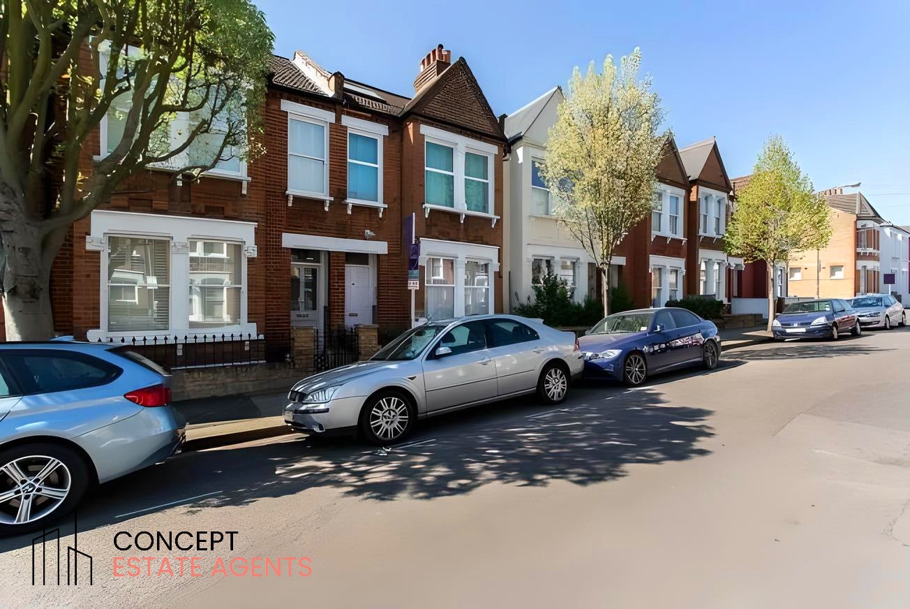 Flat Cathles Road in Greater London