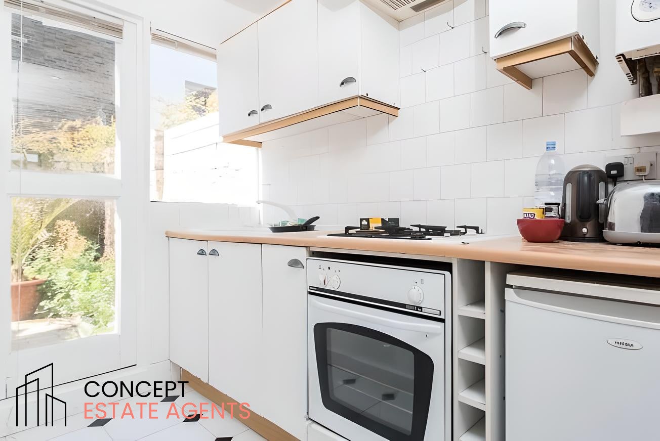 Flat Cathles Road in Greater London