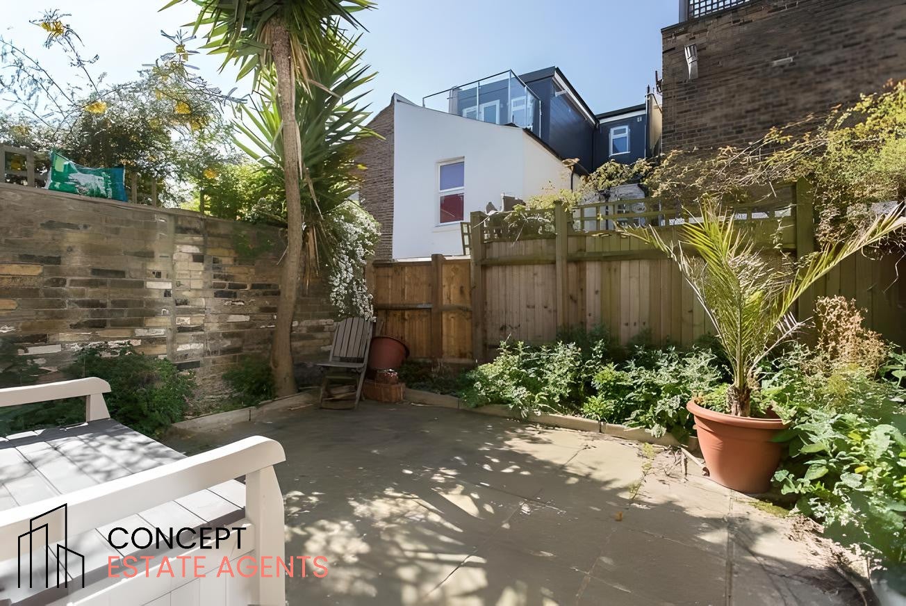 Flat Cathles Road in Greater London