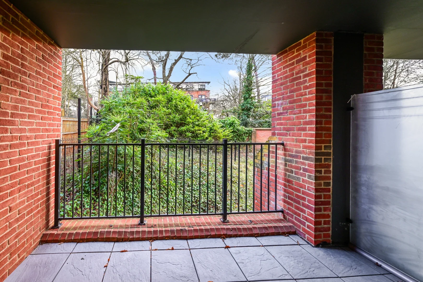 Flat Farnborough Road in Rushmoor