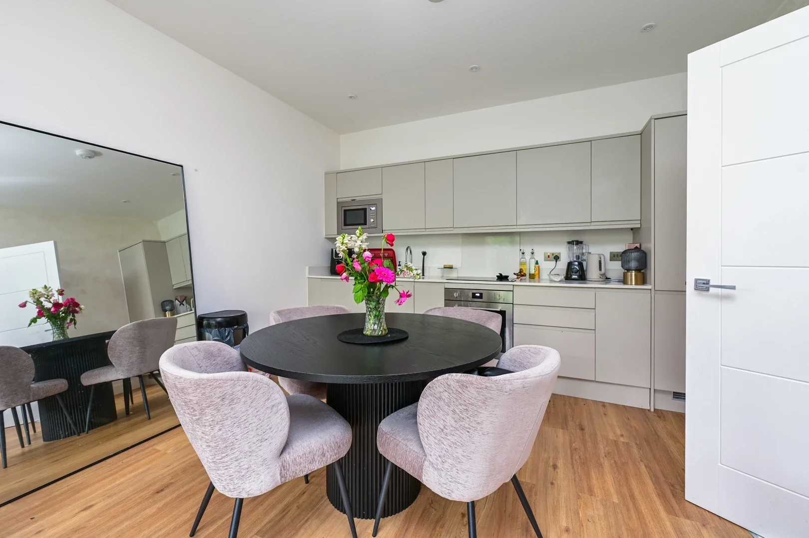 Flat Farnborough Road in Rushmoor