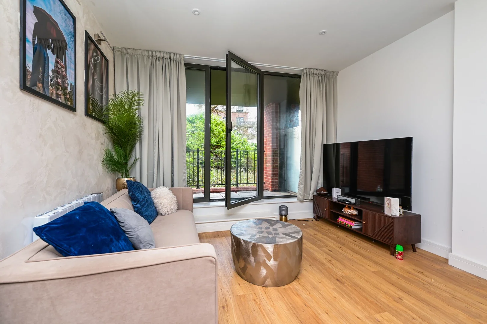 Flat Farnborough Road in Rushmoor