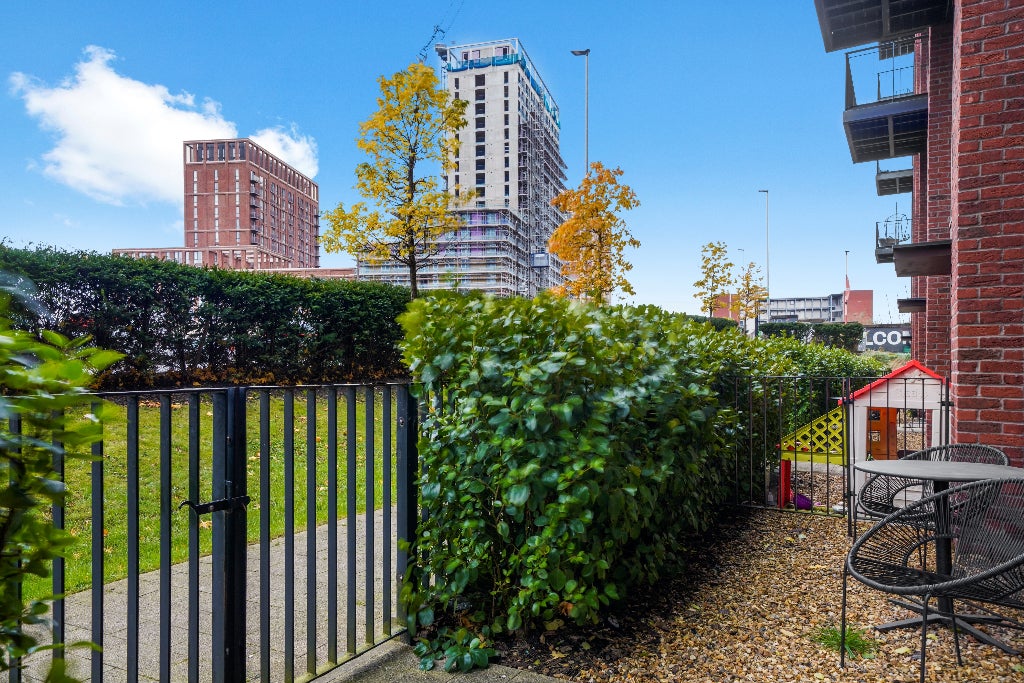 Flat Lockside Lane in Salford