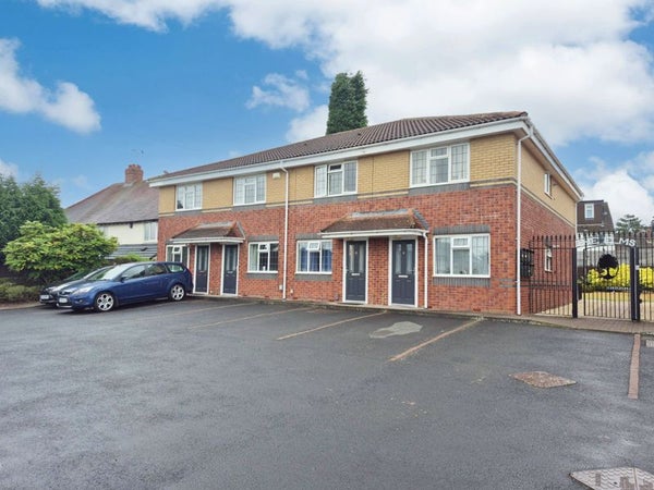 Flat Walsall Wood Road in Aldridge