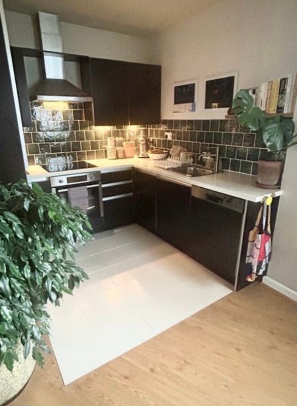 Room Wick Lane in Greater London