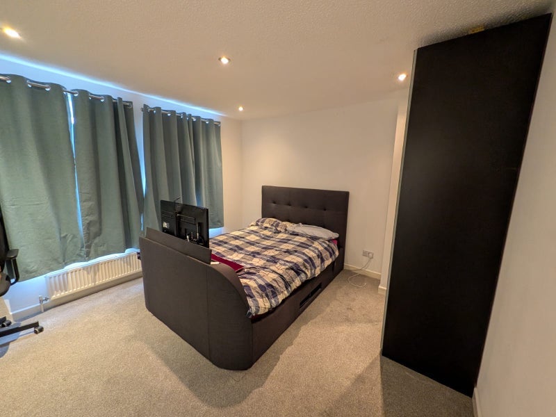 Room Fourth Avenue in Merthyr Tydfil
