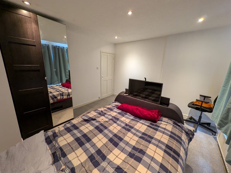 Room Fourth Avenue in Merthyr Tydfil
