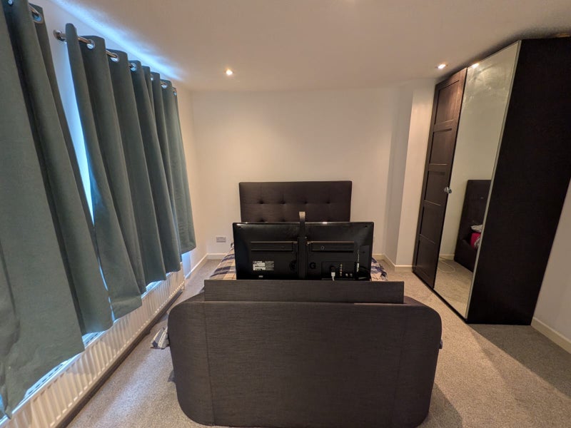 Room Fourth Avenue in Merthyr Tydfil
