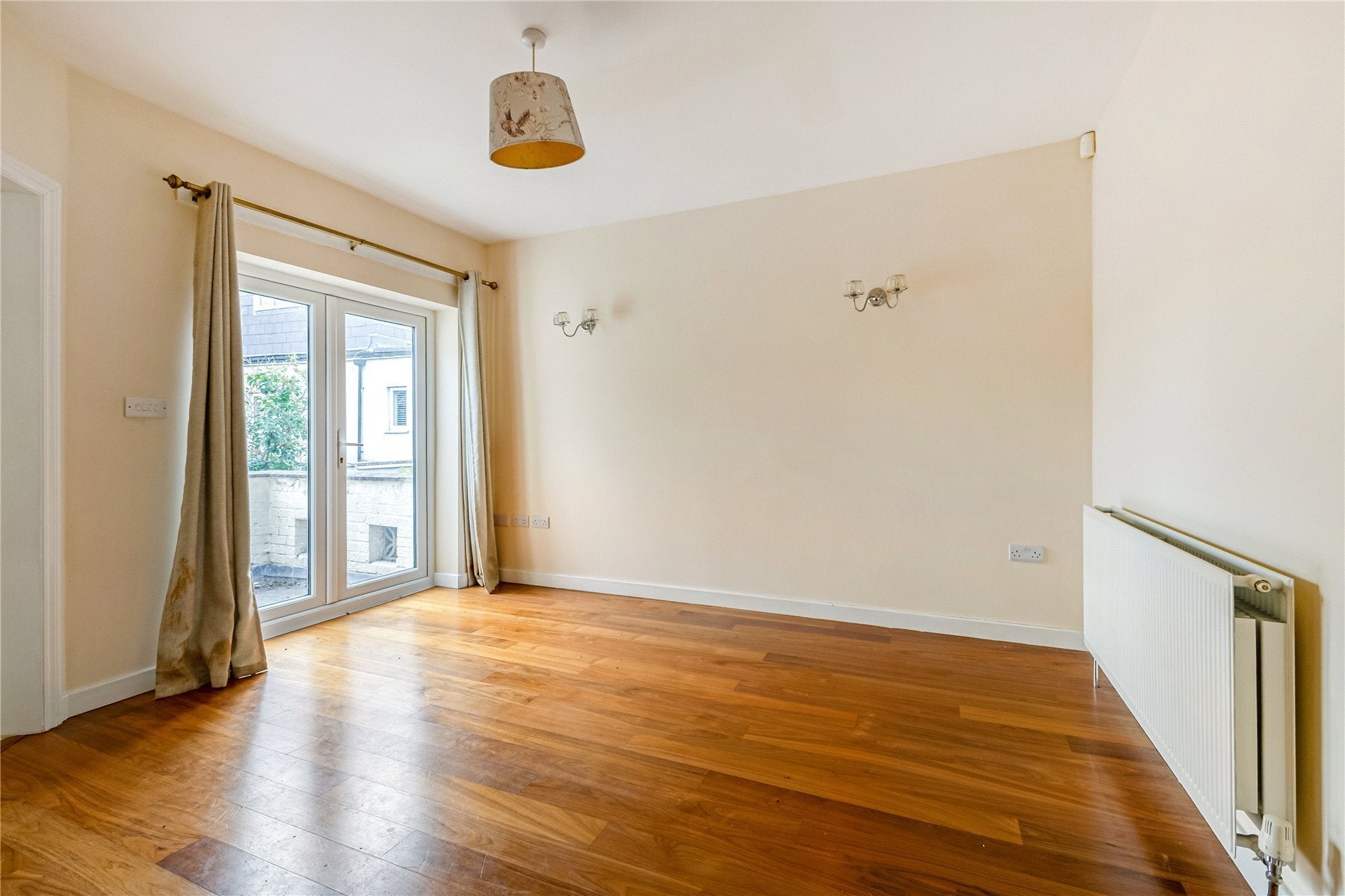Flat Queens Road in Elmbridge