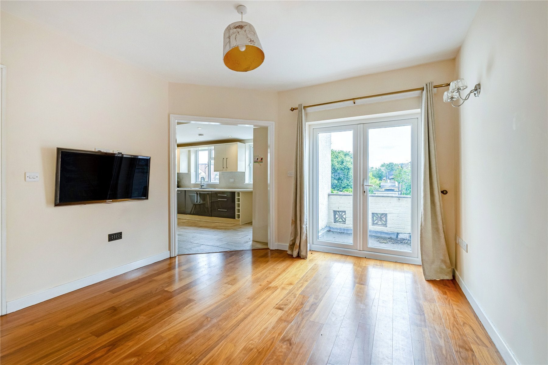Flat Queens Road in Elmbridge